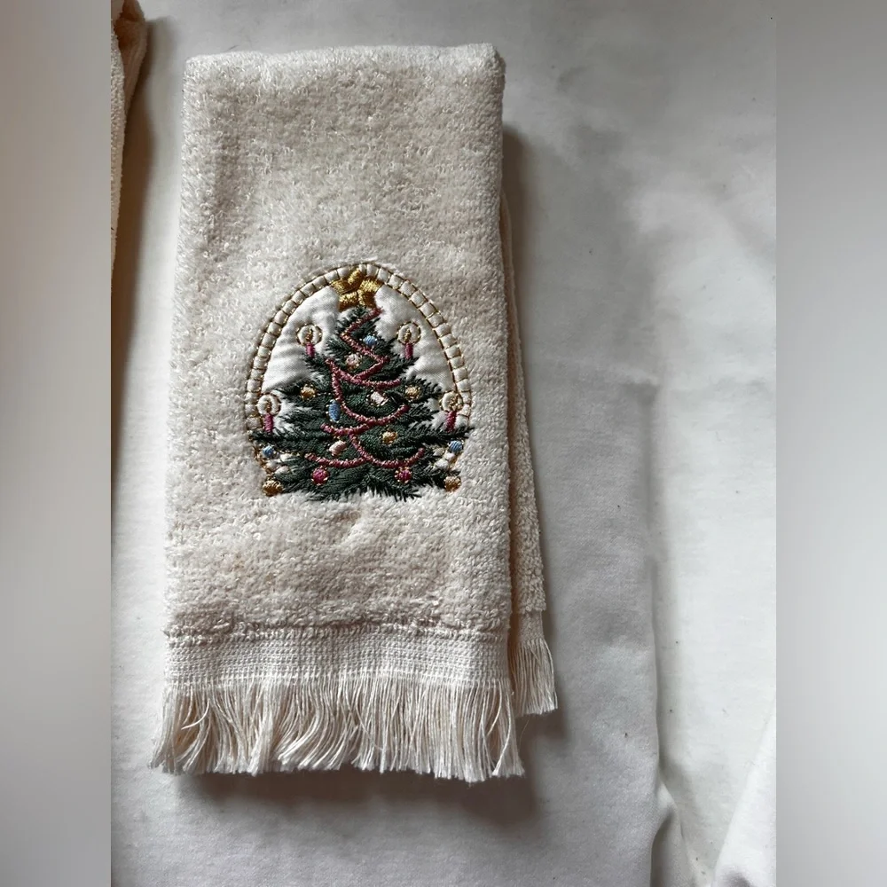 Made in USA lot Of 3 Vintage Cream Christmas Tree towels. sparkling condition
